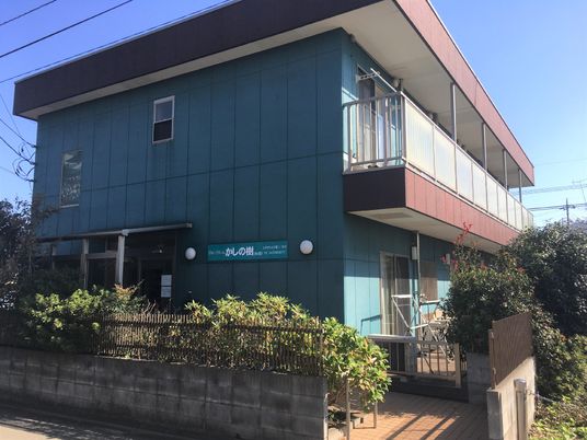 青色の壁の建物外観
