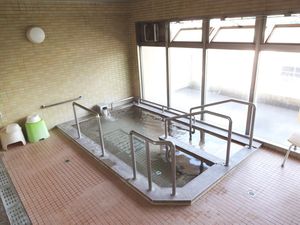 広々とした浴場施設