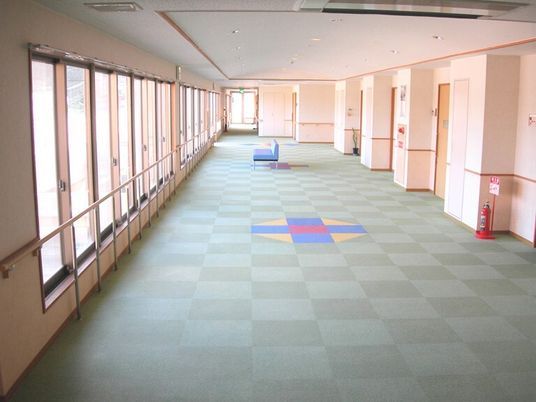 広々とした明るい廊下