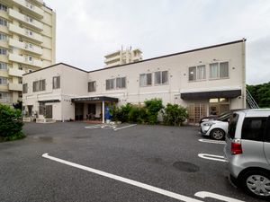 広々とした施設エントランス