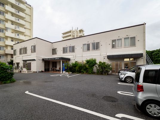 広々とした施設エントランス