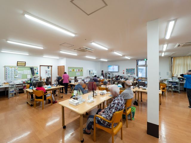 多目的室利用の様子 食堂 ゆったりとした空間で、様々な活動に取り組む方々の姿が見られます。共有の場として、交流や日々のレクリエーションが楽しめる環境です。