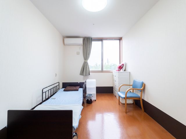 シンプルな個室 居室 清潔感のある居室は、シンプルな家具で機能的に整えられ、落ち着いた空間を提供しています。