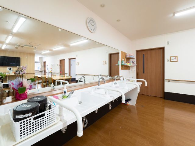 洗面台が並ぶ清潔な空間 洗面台 広々とした洗面台エリアは明るく、清潔感が溢れています。機能的な配置で働きやすい環境が整っております。