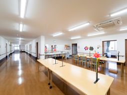 広々した廊下にテーブルセット