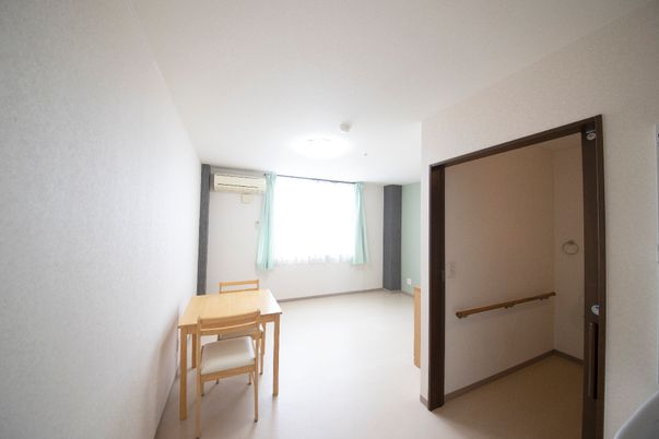 シンプルな居室の内観
