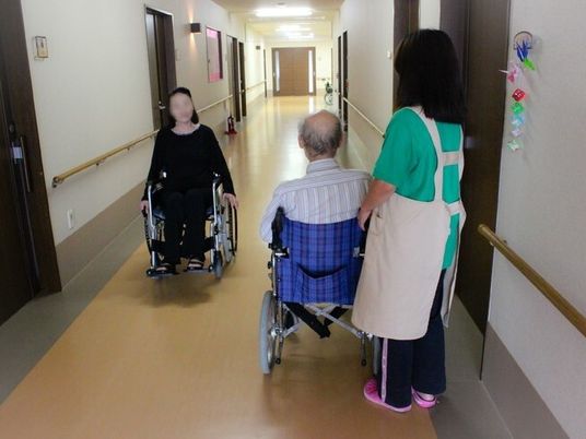廊下を行くスタッフと利用者