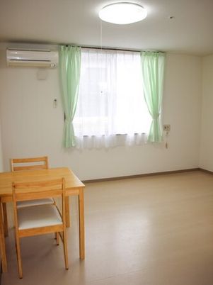 清潔なシンプルな居室