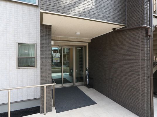 クリーンな建物エントランス