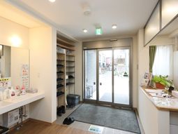 明るいエントランスの様子