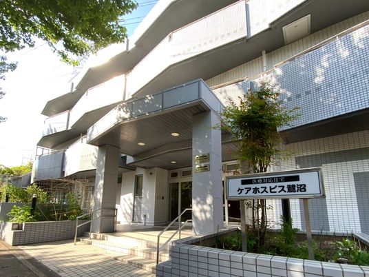 施設入り口と看板
