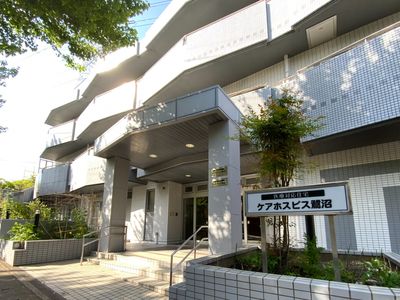 施設入り口と看板