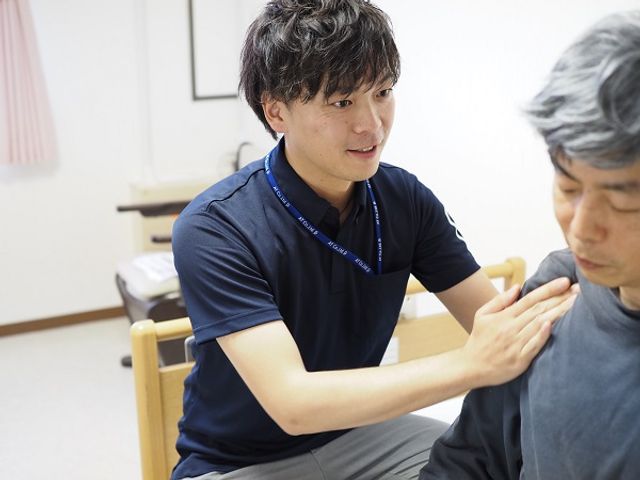 機能訓練の様子 やる気あふれるスタッフが丁寧な指導を行なっており、入居者の自立支援を積極的に促進しています。