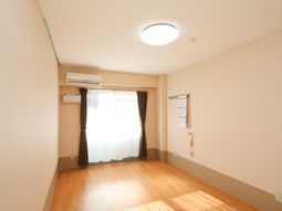 広々と明るい居室