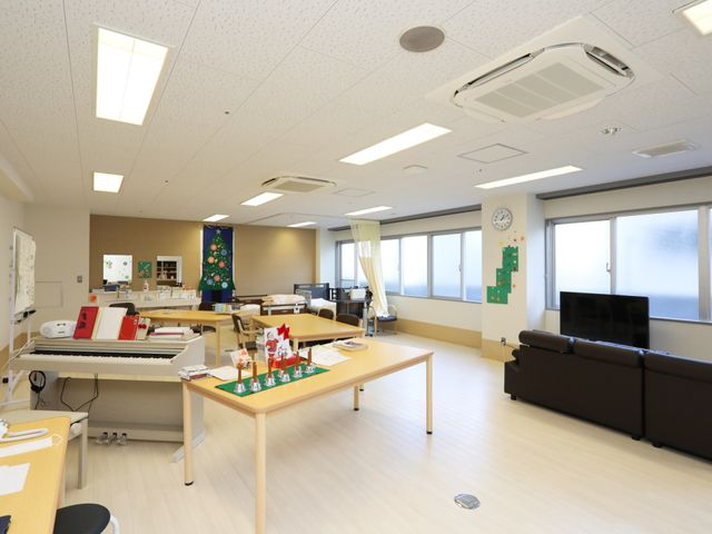 広々とした明るい多目的室 共有スペース 広々とした部屋には、ピアノやテレビがあり、レクリエーションや憩いの場所として利用されています。明るく開放感のある環境で、利用者様の豊かな生活を支援しています。