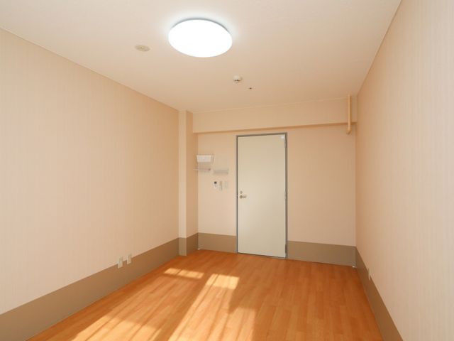 明るい居室の一角 居室 ゆったりとした空間の個室です。窓辺の柔らかな光が温もりを与え、快適な時間をお過ごしいただけます。