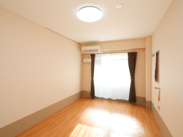明るい空間の個室 居室 ゆとりのある個室で、明るい日差しの中、自由な時間をお過ごしいただけます。エアコン完備で快適な居心地を目指しています。