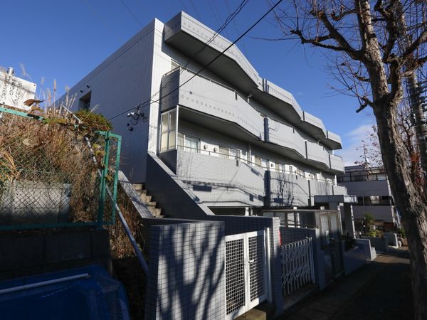 多階層の建物の外観