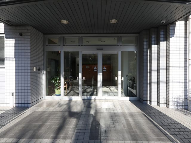 エントランスの風景 玄関 清潔感あふれる広々としたエントランスです。ひとりひとりが迎え入れられるお仕事の場になります。