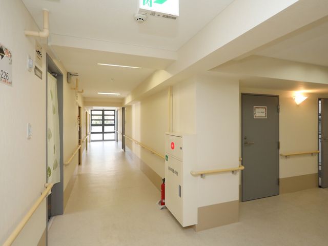 廊下の明るい通路 廊下 ゆったりとした廊下が、日差しを受けて明るくなっています。手すり完備で、安全に配慮された歩行空間が確保されております。