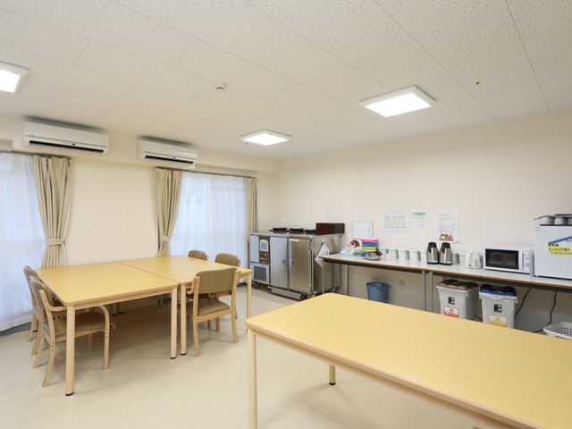 キレイな食堂の様子 共有スペース 広々とした清潔感のある食堂です。デイサービスでのお食事や憩いの場としてご利用いただけます。