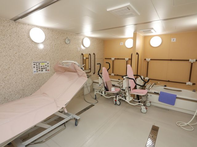 清潔な浴室設備 浴室 整備されたモダンな浴室で、安全に配慮されたバスチェアが設置され、ゆったりとした入浴時間をサポートします。
