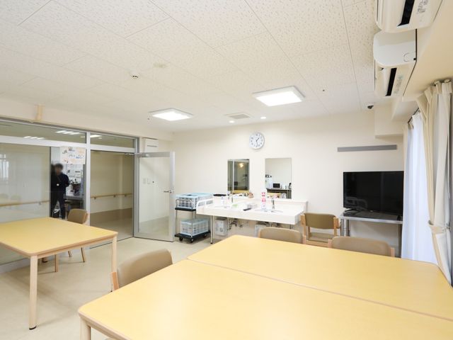 共有スペースの室内 共有スペース 明るく広々とした共用スペースです。テレビを見ながら、来訪者や他の利用者との交流も楽しめます。