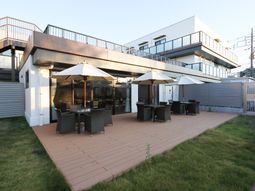 屋外テラスのある建物