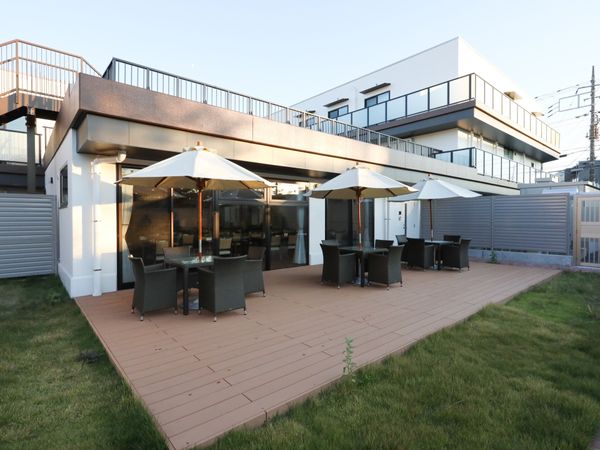 屋外テラスのある建物