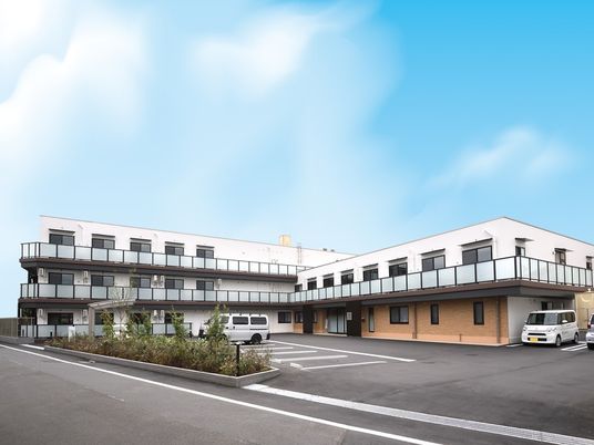 駐車場付きの建物外観