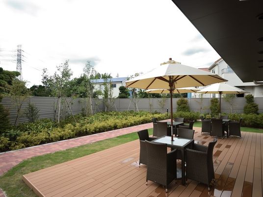 落ち着いた屋外スペース