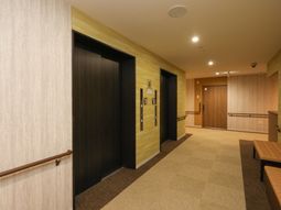 廊下とドアの様子