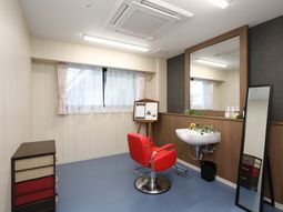 明るい理美容室空間
