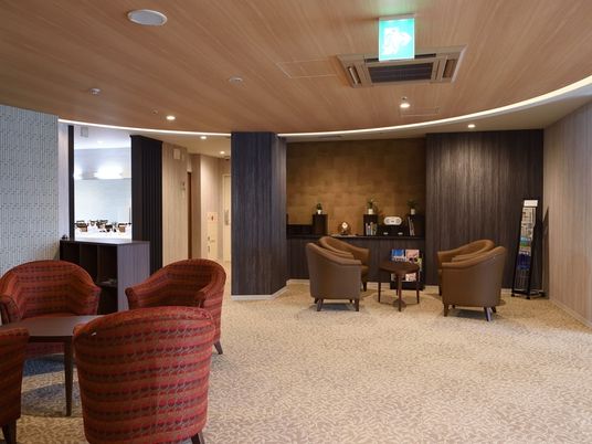 落ち着いた雰囲気のラウンジ