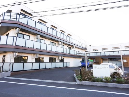 施設の明るい外観