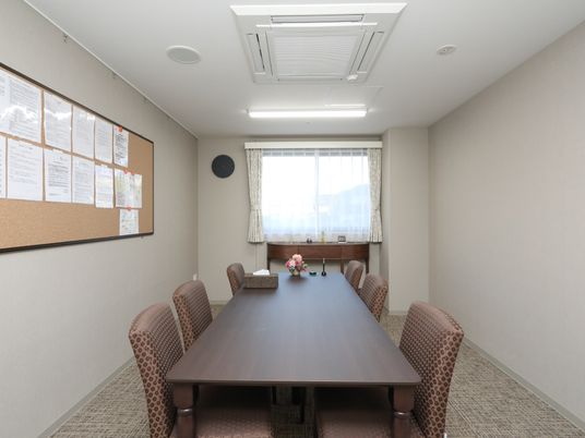 会議室の明るい一室