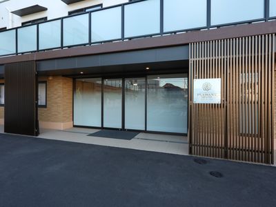 モダンな建物のエントランス