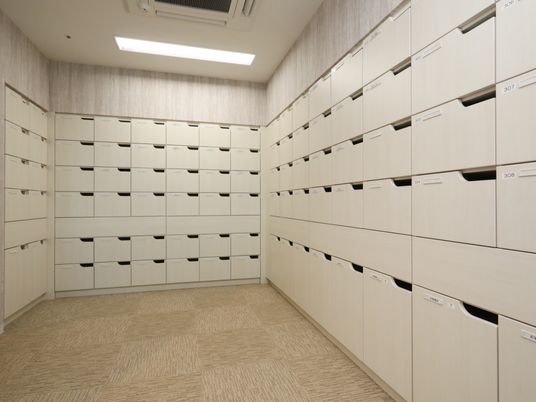 整理された明るいクローゼット