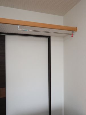 手すり付きの居室入口