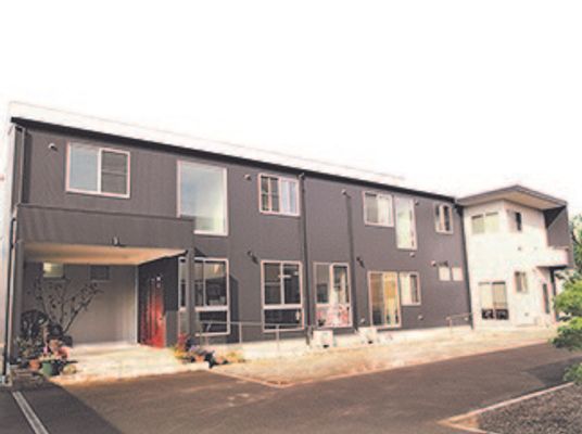 モダンな外観の建物