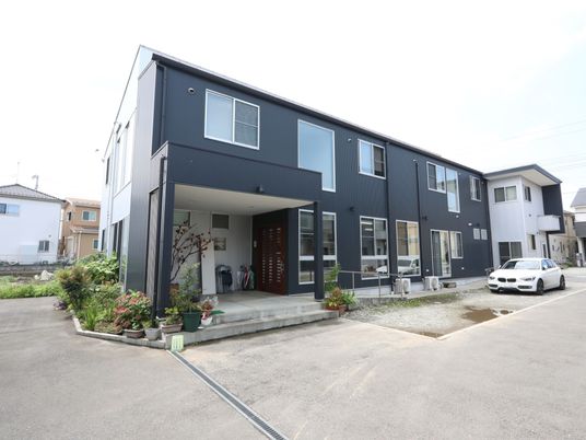 モダンな建物のエントランス