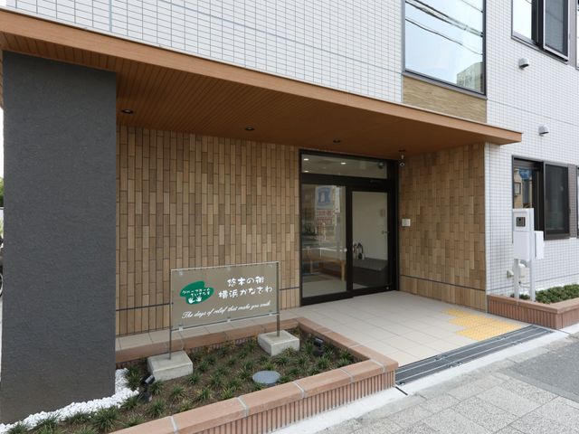 エントランスの外観 玄関 明るく清潔感のあるエントランスは、訪れる全ての方を温かく迎え入れます。バリアフリー設計でどなたでも安心してお越しいただけます。