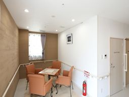 休憩コーナーの明るい空間