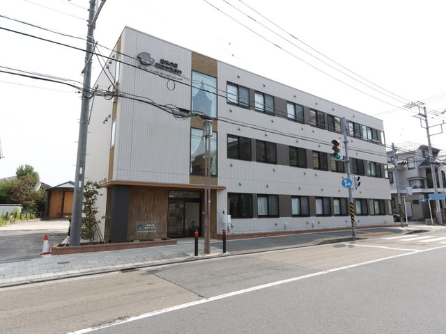 清潔感のある建物外観 外観 モダンなデザインのこの施設は、開放感ある住環境を提供しております。通りに面しており、アクセスも良好です。