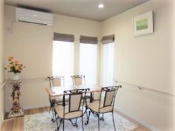 ダイニングテーブルセットのある部屋