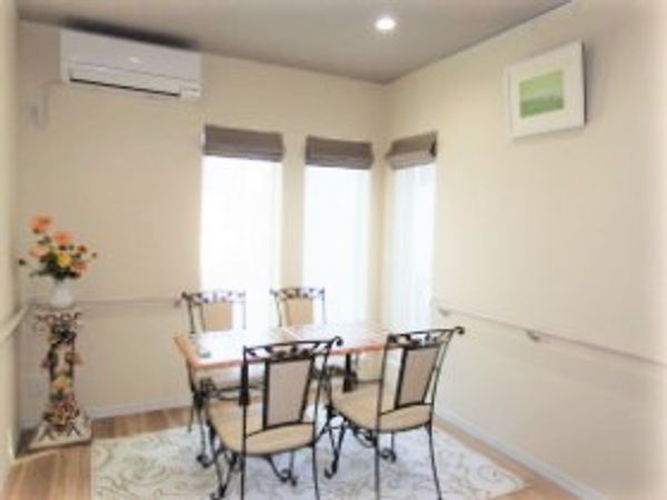 ダイニングテーブルセットのある部屋
