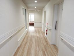 明るく清潔な施設の廊下