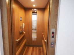 木目調のエレベーターホール