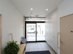 明るいエントランスの風景