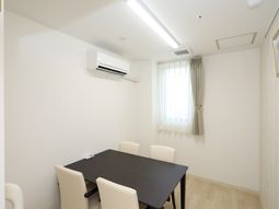 清潔なダイニングスペース